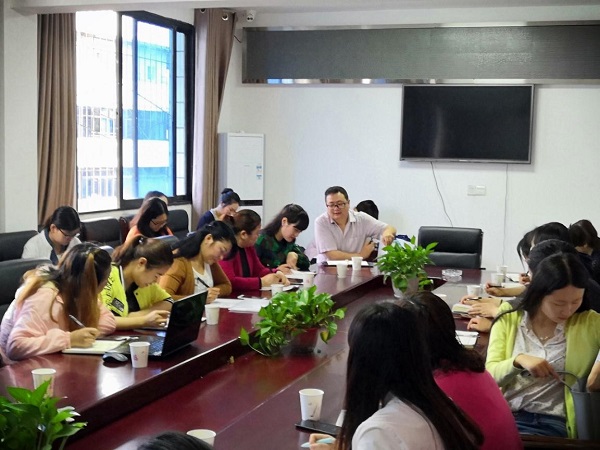 南江县民政局低保股股长罗皓在乡镇召开社会救助工作会议，对如何进行低保兜底保障进行讨论